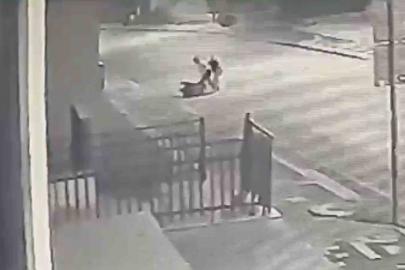Aksaray’da bir kadın, 2 kadın tarafından yol ortasında böyle darp edildi