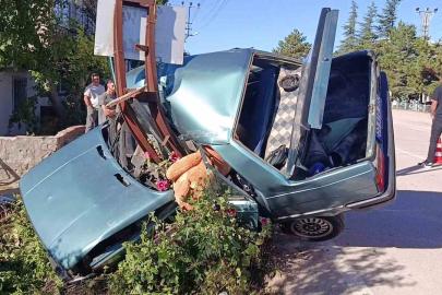 Amasya’da direğe çarpan otomobil ikiye ayrıldı: 2 yaralı