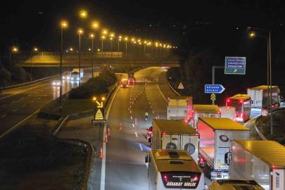 Anadolu Otoyolu Düzce kesiminde kimyasal yüklü tır devrildi: İstanbul yönü trafiğe kapandı