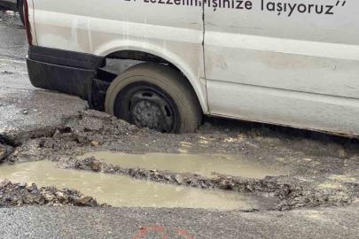 Arnavutköy’de yağış sonrası yol çöktü, hafif ticari araç çukura saplandı
