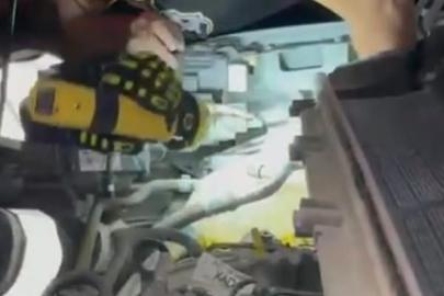 Arsuz’da aracın motoruna sıkışan kedi kurtarıldı