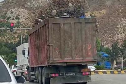 Aşırı demir yüklü tır trafikte yürekleri ağza getirdi