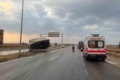 Babaeski’de bariyerlere çarpan kamyon devrildi: 1 yaralı