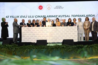 Bakan Göktaş, 41 yıllık evli çiftlerin umre kurası programına katıldı