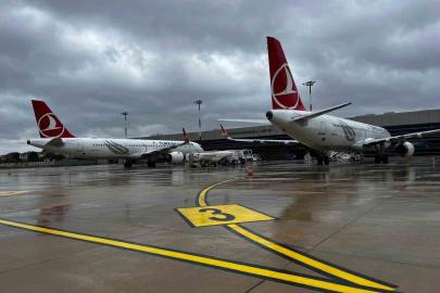 Barselona ve Çukurova’dan gelen yolcu uçakları Çanakkale Havalimanı’na iniş yaptı