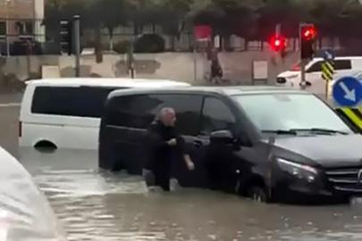 Başakşehir’de yolları su bastı, araçlar mahsur kaldı