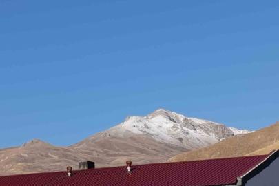 Başkale’de yüksek kesimlere kar yağdı