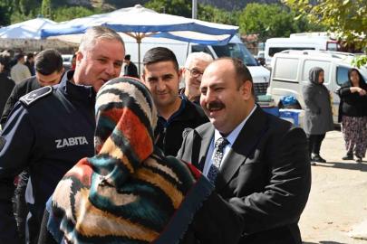 Başkan Hamamcı pazarda esnaf ve vatandaşlarla buluştu