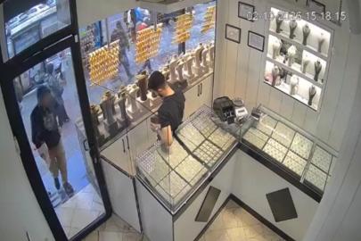 Bayrampaşa’da kuyumcuda bir garip soygun girişimi: Kuyumcuyu soyacaktı, tuzağa düştü, poşete imitasyon altın konuldu