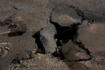 Besni’de şiddetli yağış sonrası yollar çöktü