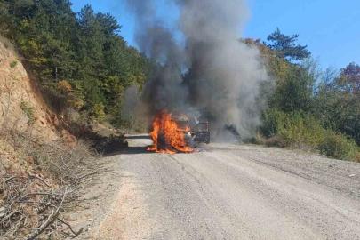 Bilecik’te seyir halindeki otomobil alev aldı