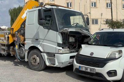Bilecik’te vinç ile hafif ticari araç çarpıştı: 1 yaralı