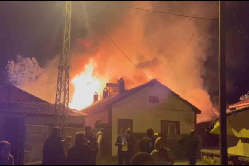 Bolu’da korkutan yangın: Ev, ahır, samanlık, odunluk ve traktör küle döndü