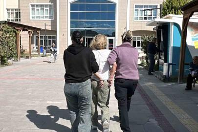 Burdur’da araçların önüne atlayıp polise saldırmaya çalışan kadın adliyeye sevk edildi