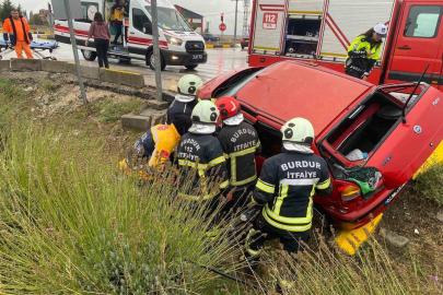 Burdur’da otobüs ile otomobil çarpıştı: 2 yaralı