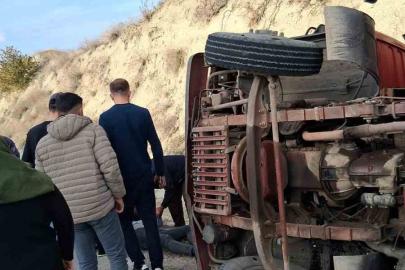 Burdur’da yük kamyonu devrildi: 1 yaralı