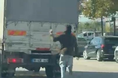 Bursa’da kamyonetin arkasına çıktı, canını hiçe saydı