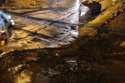 Bursa’da kaza sonrası yola saçılan meyveleri vatandaşlar topladı
