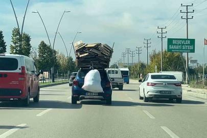 Bursa’da otomobilin üzerine yüklediği kartonlarla trafikte ilerledi