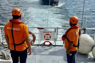 Çanakkale Boğazı’nda sürüklenen teknedeki 2 kişi kurtarıldı