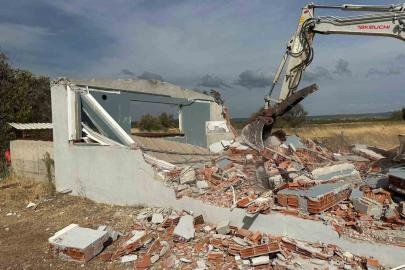 Çanakkale’de 21 kaçak yapı yıkıldı