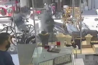 Çantayı kapıp kaçtılar, kadın peşlerinden koştu