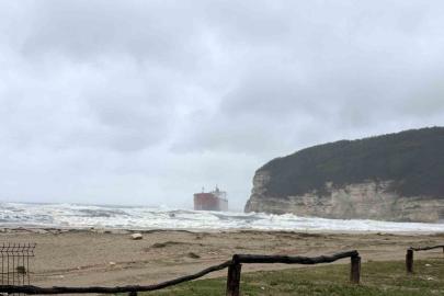 Çatalca’da fırtınada sürüklenen gemi karaya oturdu