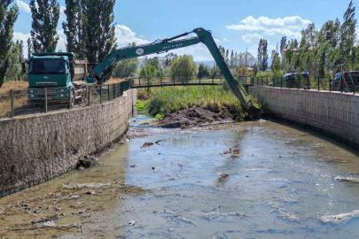 Çiğdemtepe köyünde dere yatağı ıslah çalışmaları sürüyor