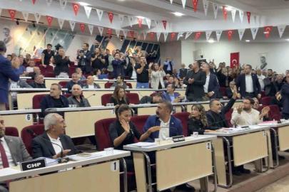 Çiğli Belediye Meclisinde gerginlik: Başkan Yıldız’a su şişesi fırlatıldı