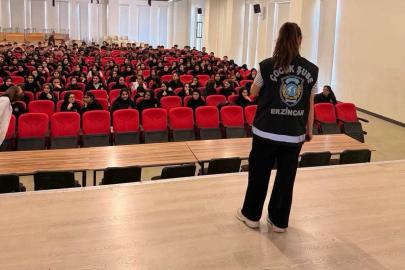 Çocuk polisi, Erzincan’da öğrencileri suçlara karşı bilgilendirdi