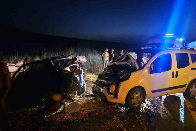 Çorum’da hafif ticari araç ile otomobil çarpıştı: 5 yaralı