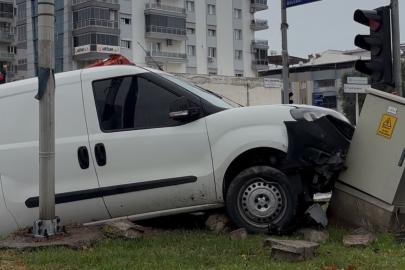 Direksiyon hakimiyetini kaybeden araç yoldan çıtı