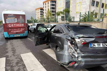Diyarbakır’da halk otobüsü ile otomobil çarpıştı: 4 kişi yaralandı