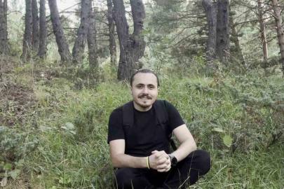 Doğa gezisinde fark etti, ormanın hayaleti kısa süre görünüp kayboldu