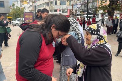 Dünya yaşlılar gününde büyüklerine saygılarını böyle gösterdiler