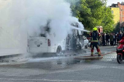 Dursunbey’de ticari araç yandı