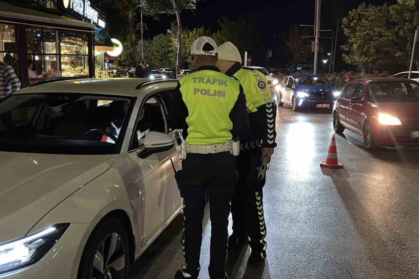 Edirne’de trafik denetiminde ehliyetinin süresinin dolduğunu öğrenen sürücü: "Güzel bir doğum günü hediyesi oldu"