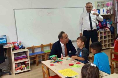 Efeler İlçe Milli Eğitim Müdürü Çomruk, öğrencilerin oyununa ortak oldu