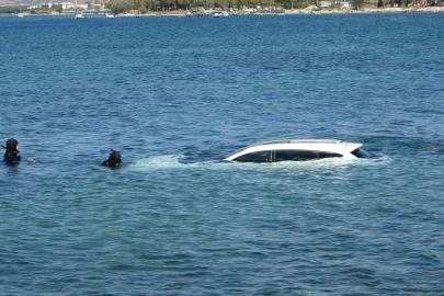 El frenini çekmeyi unuttular, otomobil denize uçtu