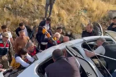 Elazığ’da otomobil şarampole yuvarlandı: 3 yaralı