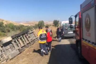 Elazığ’da tır şarampole devrildi: 1 yaralı