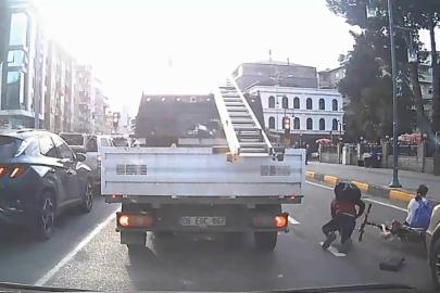 Elektrikli bisikletle araçların arasından geçerken kaza yaptılar
