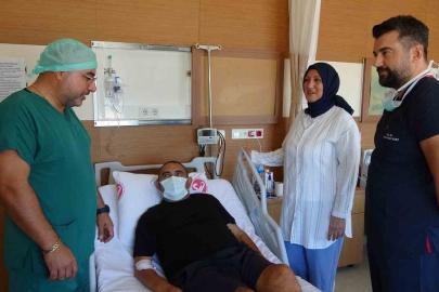 Eşine böbreğini verdikten sonra refakatçisi oldu