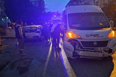 Eskişehir’de servis ile otomobil çarpıştı