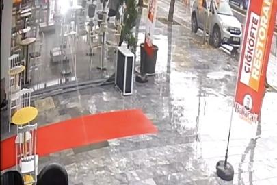 Faciadan saniyelerle kurtuldu: Kontrolden çıkan otomobil ortalığı savaş alanına çevirdi