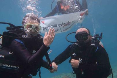 Fethiye’de kız arkadaşına 5 metre derinlikte evlenme teklif etti