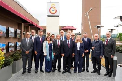 Galatasaray ve Barcelona yönetimi dostluk yemeğinde buluştu
