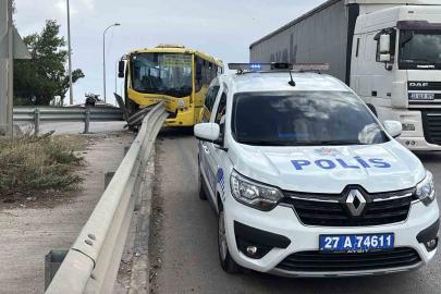 Gaziantep’te halk otobüsü demir bariyerlere çarptı: 9 yaralı