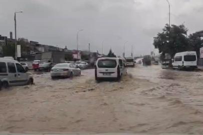 Gaziantep’te sağanak yağış sonrası yollar göle döndü