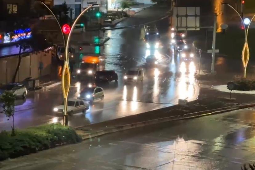 Gaziantep’te sağanak yağmur yolları göle çevirdi